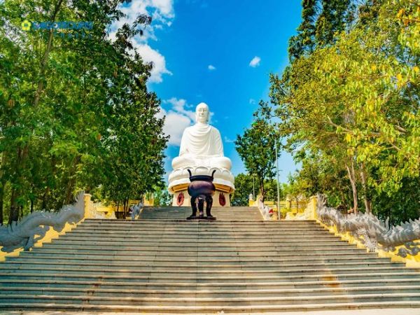 long son pagoda nha trang